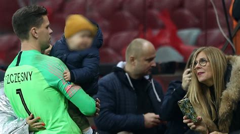 Wojciech Szczęsny podjechał niebieskim kabrioletem Jego mama zaczęła