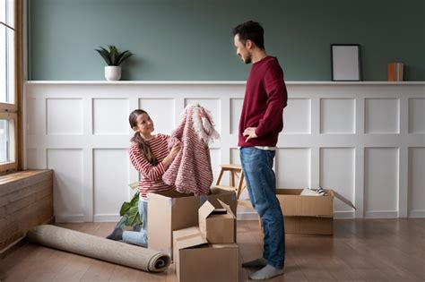 Junge Familie Zieht In Ein Neues Zuhause Kostenlose Foto