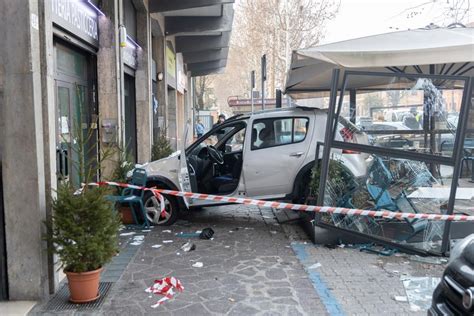 Modena Incidente In Via Giardini Auto Sfonda I Dehors Della