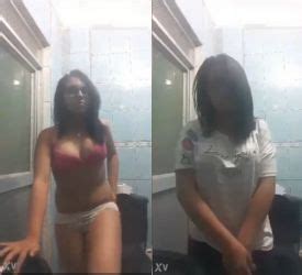 Otra chibola que se ponen cachonda en el baño del colegio Colegiala