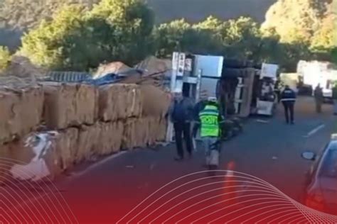 Vuelca trailer con cartón en la autopista a México Cuernavaca 8 Columnas