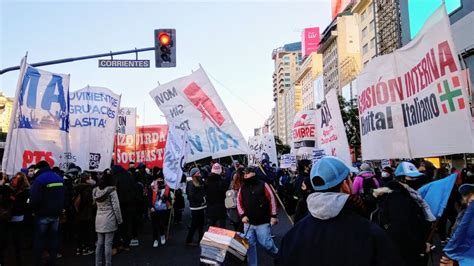 Manifestantes Cortan El Tránsito En El Obelisco