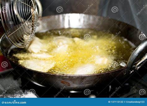 Deep fried indian samosas stock photo. Image of kitchen - 137113132