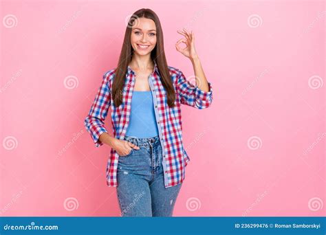 Foto De La Dulce Brunette Millennial Show Okey Wear Blue Red Shirt Jeans Aislado En Color Rosa