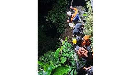 Bersandar Di Dinding Kolam Renang Bule Jatuh Ke Jurang Sedalam 20