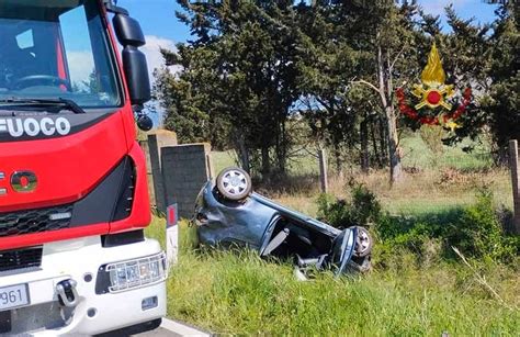 Monastir Auto Esce Di Strada E Si Ribalta Ferita Una 35enne