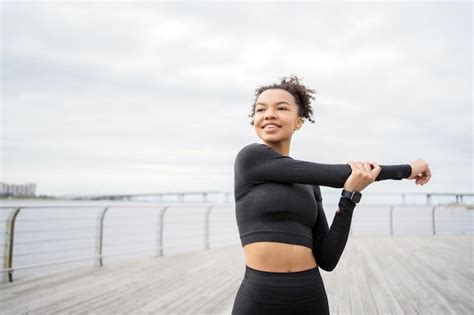 Une athlète féminine fait des exercices de fitness cardio actifs