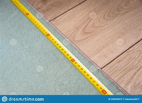 Instalação De Piso Laminado Foto de Stock Imagem de instalar quarto