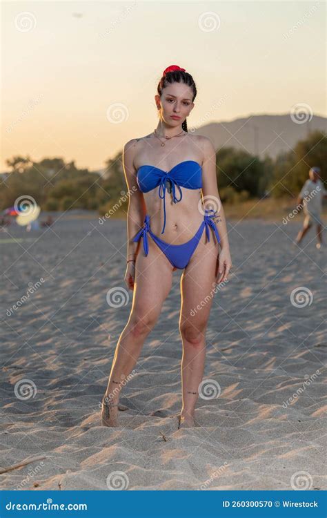 Foto Vertical De Una Atractiva Mujer Posando En La Playa En Un Bikini