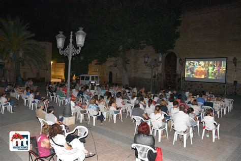 Cerca De Personas Disfrutan De Las Proyecciones De Verano En La