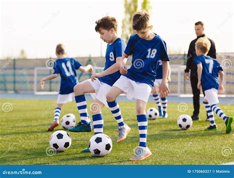 Voetbaltraining Voor Kinderen Opleiding Voor Jongens Met Ballen Op Het