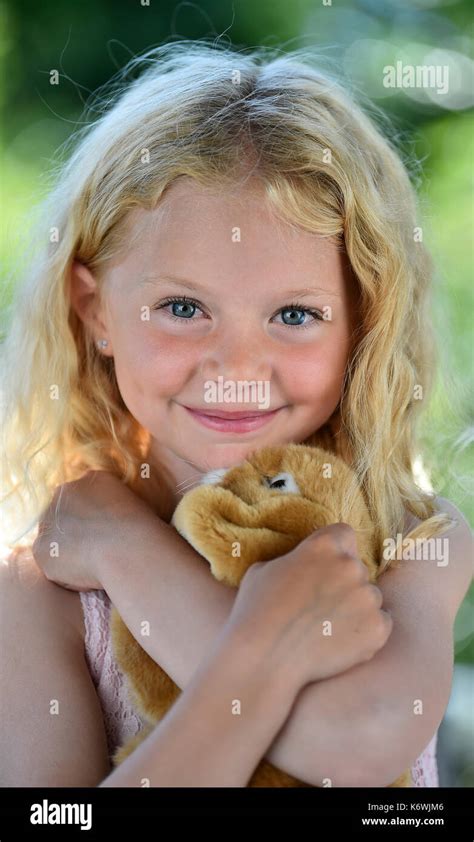 Fille suédoise blonde Banque de photographies et dimages à haute résolution Alamy