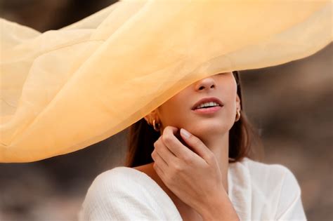 Portrait De Femme La Plage Cachant Son Visage Derri Re Un Voile