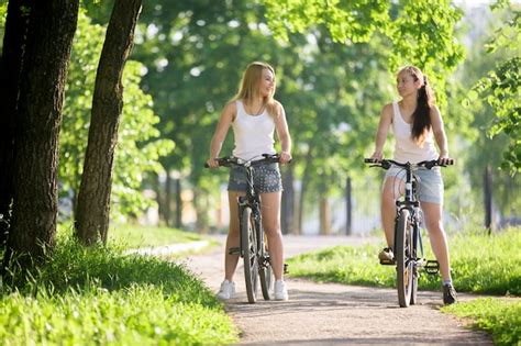 Chicas Montando En Bici Descargar Fotos Gratis