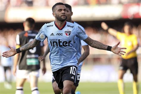 A 38 ans Dani Alves retrouve la sélection brésilienne Tout le foot