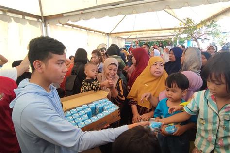 Gibran Bagi Bagi Susu Di Kampung Nelayan Pantai Marbo Makassar