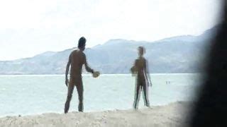 Ragazze Nude Giocano A Frisbee Sulla Spiaggia AmaPorn