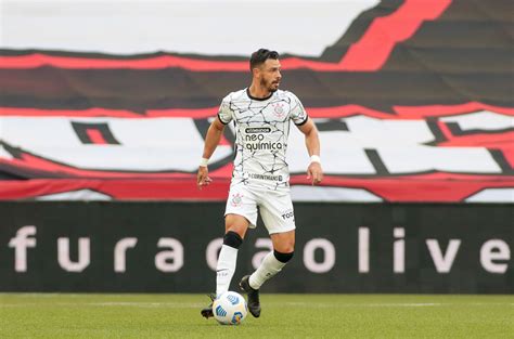 Invicto no Corinthians Giuliano se destaca no meio campo veja números