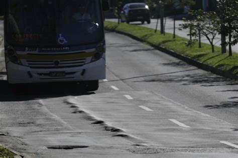 Buracos E Desgaste Do Asfalto Atrapalham Trajeto De ônibus Na Zona Sul