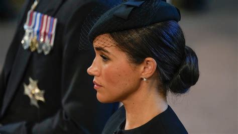 Meghan Honors The Queen By Wearing A T From The Late Monarch Parade