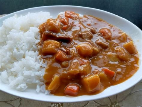 カレーの美味しさを引き出す、具材の入れ方のコツ！肉と野菜を炒める順番は？