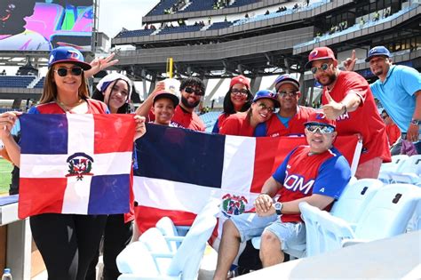 En Im Genes Fan Ticos Y Peloteros Previo Al Juego De Rd Contra M Xico