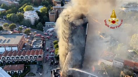 Incendio In Via Antonini Grattacielo Avvolto Dalle Fiamme