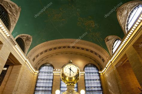 Clock in Grand Central Train Station — Stock Editorial Photo ...