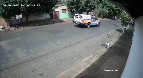 Vídeo Câmera flagra momento em que carro bate em muro durante