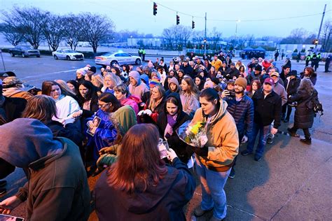 Lisa Marie Presley Her Funeral Gathers Hundreds Of People In Graceland