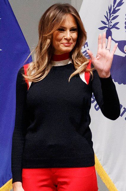 Мелания Трамп в ярких брюках выступила на мероприятии Красного Креста