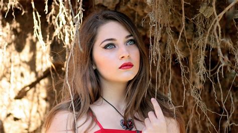 Brunette Girl Green Eyes Lipstick Model Necklace Woman K Hd Wallpaper Rare Gallery