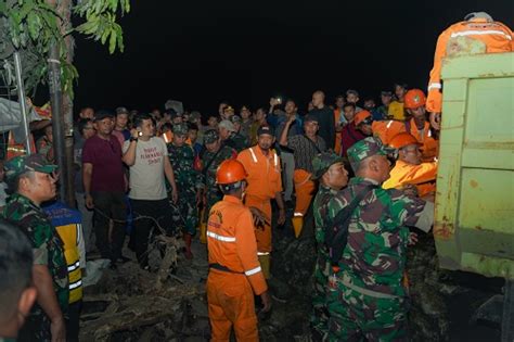 Galeri Foto Bobby Nasution Tinjau Pemasangan Tanggul Sementara Di