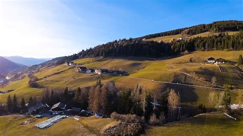 Paisagem De Primavera Dolomitas Alpes Aldeia De Santa Maddalena Vale De