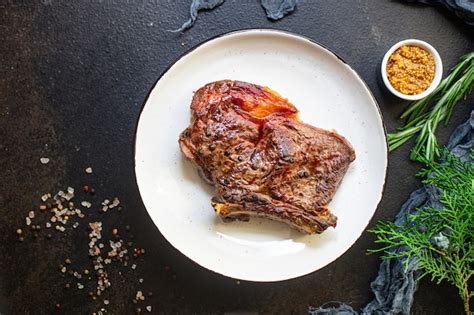 Bistec chuletón ternera a la parrilla carne jugosa y frita rara o