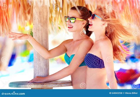 Muchachas Hermosas En Bikini Que Hablan En La Playa Tropical