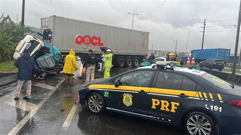 Acidente Carreta Deixa Tr Nsito Parado Na Br Em Itaja