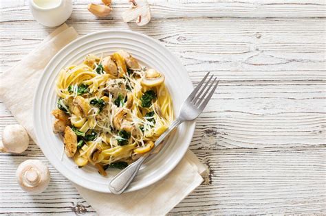 Prepara una deliciosa pasta cremosa con pollo y champiñones EL ESPECTADOR