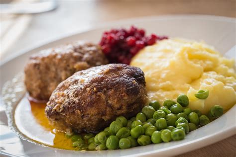 Veggie Burger Met Puree En Erwtjes Oma Jet En Tante Mina