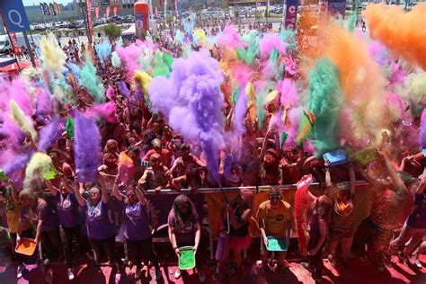 Holi Run Despide El A O Con Mucho Color En Su Particular San Silvestre