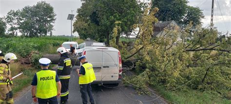 O krok od tragedii pod Pleszewem Na jadący samochód osobowy spadł