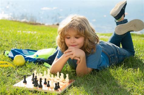 Juego de ajedrez para niños niño jugando ajedrez juegos y actividades