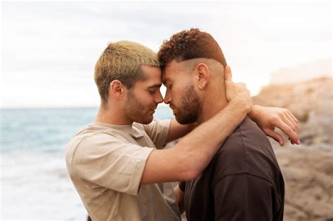 Una Pareja Gay Pasando Tiempo Juntos En La Playa Foto Gratis