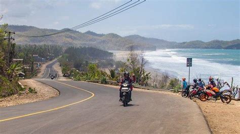 Pantai Moge Pacitan Berpasir Putih Pesona Pantai Di Pinggir Jalan