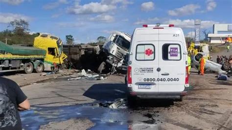 Trag Dia Na Colis O Entre Carreta E Carros Deixa V Timas Fatais