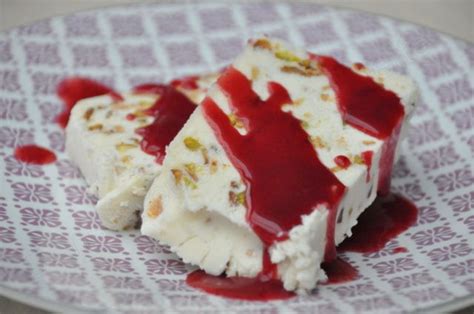 Nougat Glacé Et Coulis De Fruits Rouges Dans La Cuisine Daudinette