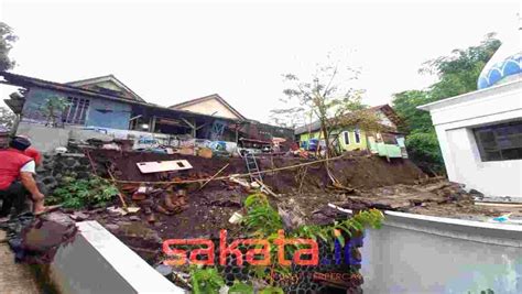 Diguyur Hujan Lebat Tpt Di Mangkubumi Ambruk Sakata Id