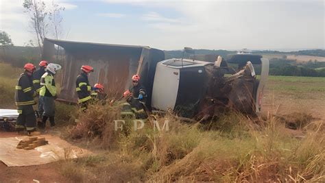 Motorista Fica Ferido Ap S Capotamento De Caminh O Em Rodovia Em