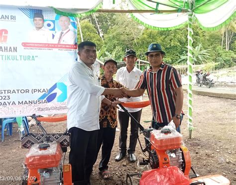 Delapan Kelompok Tani Terima Bantuan Mesin Cultivator Dari Dinas