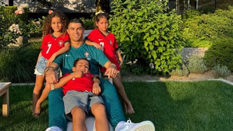 Cristiano Ronaldo Recarrega As Baterias Ao Lado Da Fam Lia On Fm